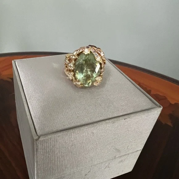 Authentic Christian Dior beautiful ring in size 5.25, in excellent condition - Picture 2 of 15